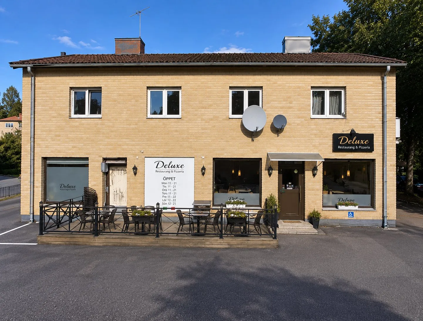Deluxe Restaurang & Pizzeria på Södra Bergvägen 10 i Skövde med uteservering